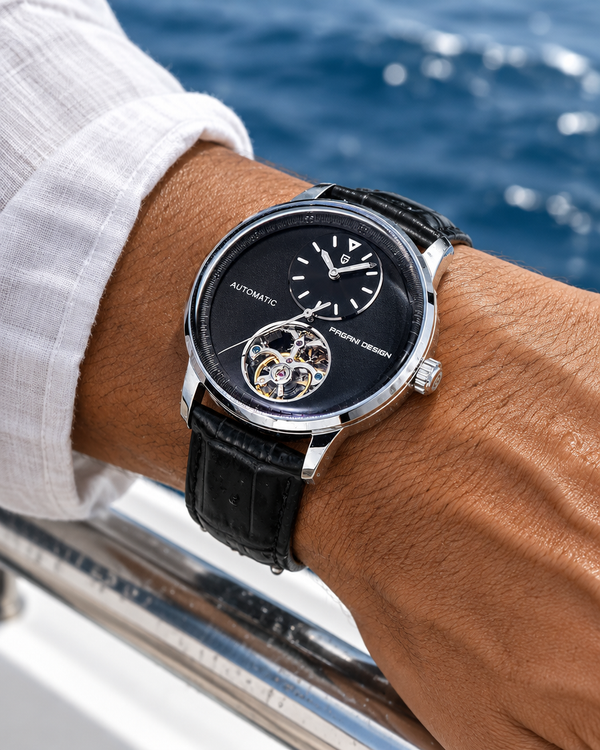 Reloj automático Pagani Design puesto en la muñeca en un bote
